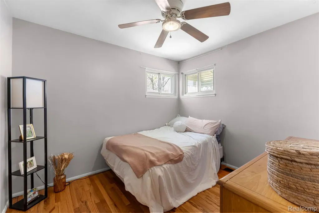 16187 Regina Avenue Allen Park City MI 48101