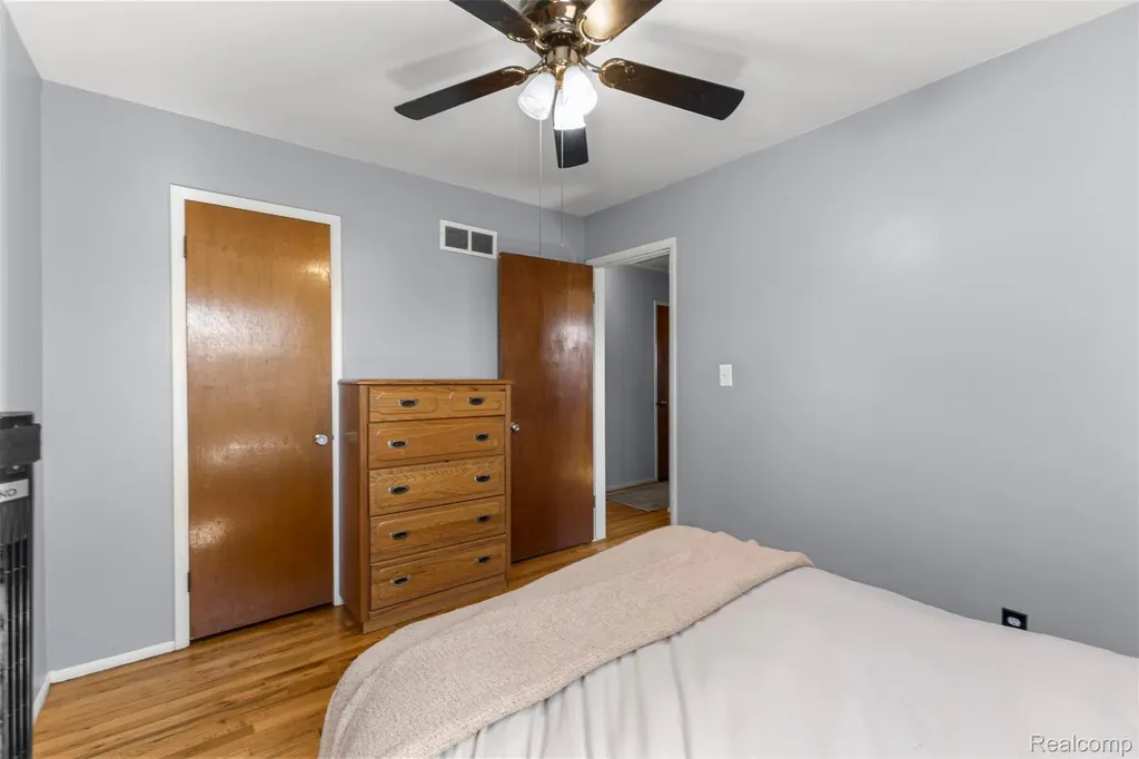 16187 Regina Avenue Allen Park City MI 48101