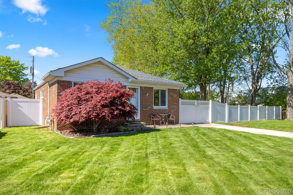 16187 Regina Avenue Allen Park City MI 48101