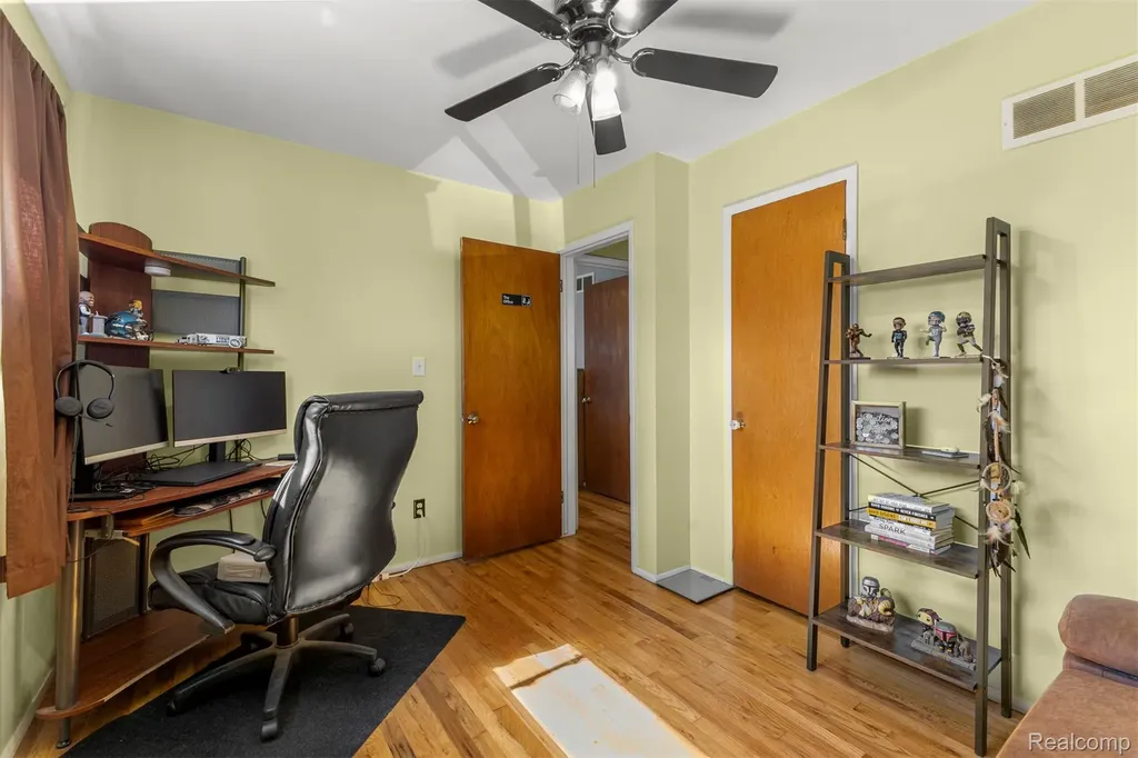 16187 Regina Avenue Allen Park City MI 48101
