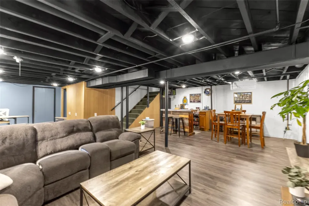 16187 Regina Avenue Allen Park City MI 48101