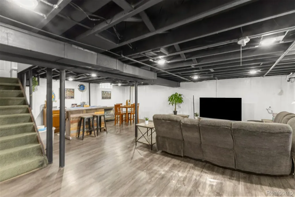 16187 Regina Avenue Allen Park City MI 48101