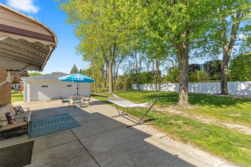 16187 Regina Avenue Allen Park City MI 48101