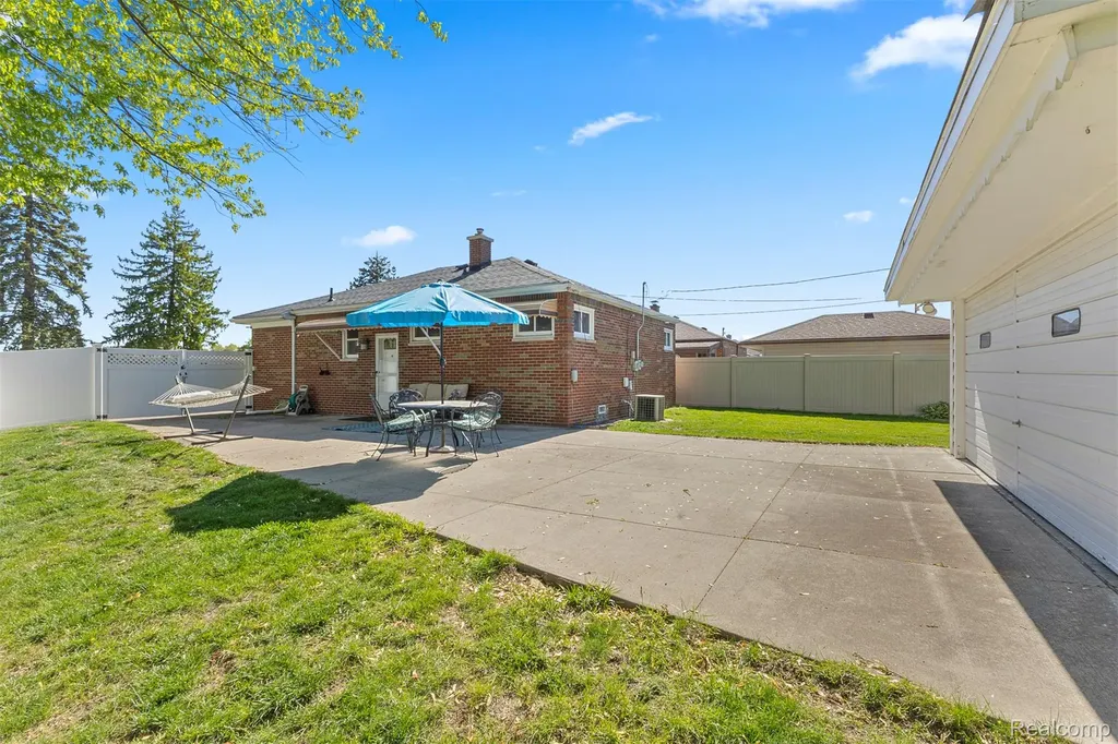 16187 Regina Avenue Allen Park City MI 48101