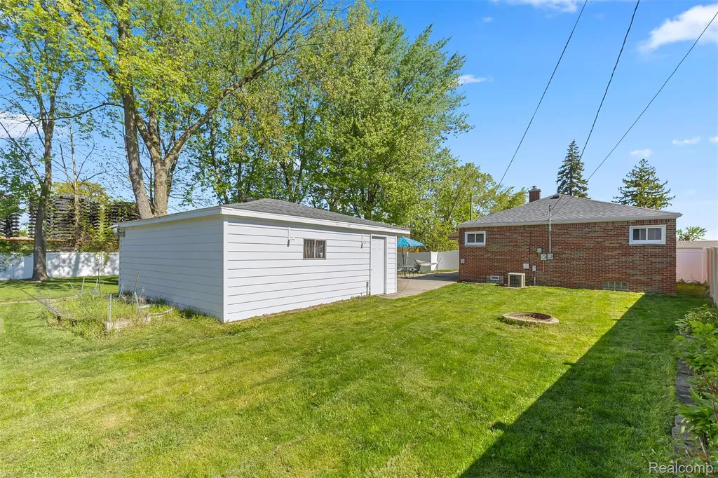 16187 Regina Avenue Allen Park City MI 48101