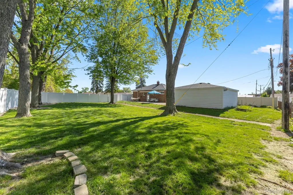 16187 Regina Avenue Allen Park City MI 48101