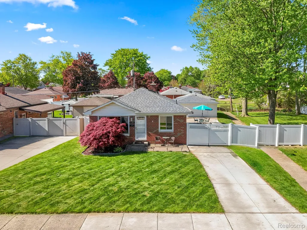 16187 Regina Avenue Allen Park City MI 48101