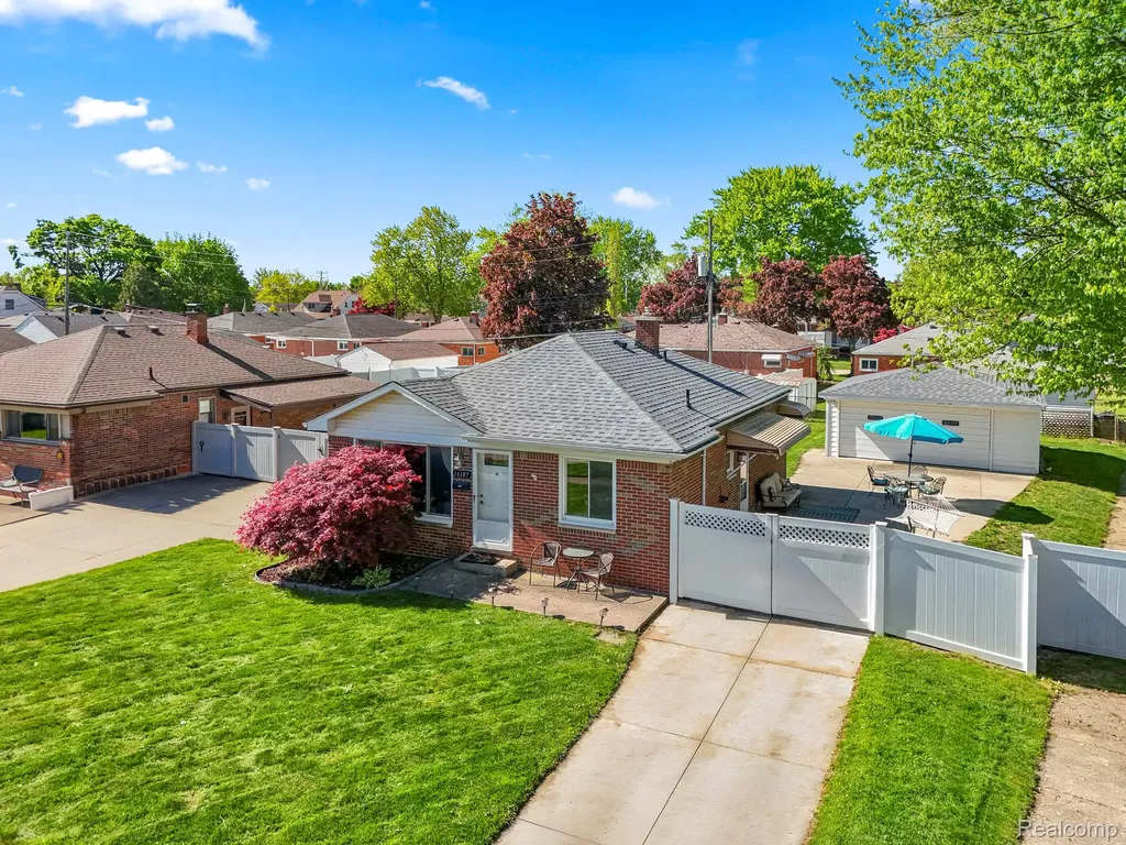 16187 Regina Avenue Allen Park City MI 48101