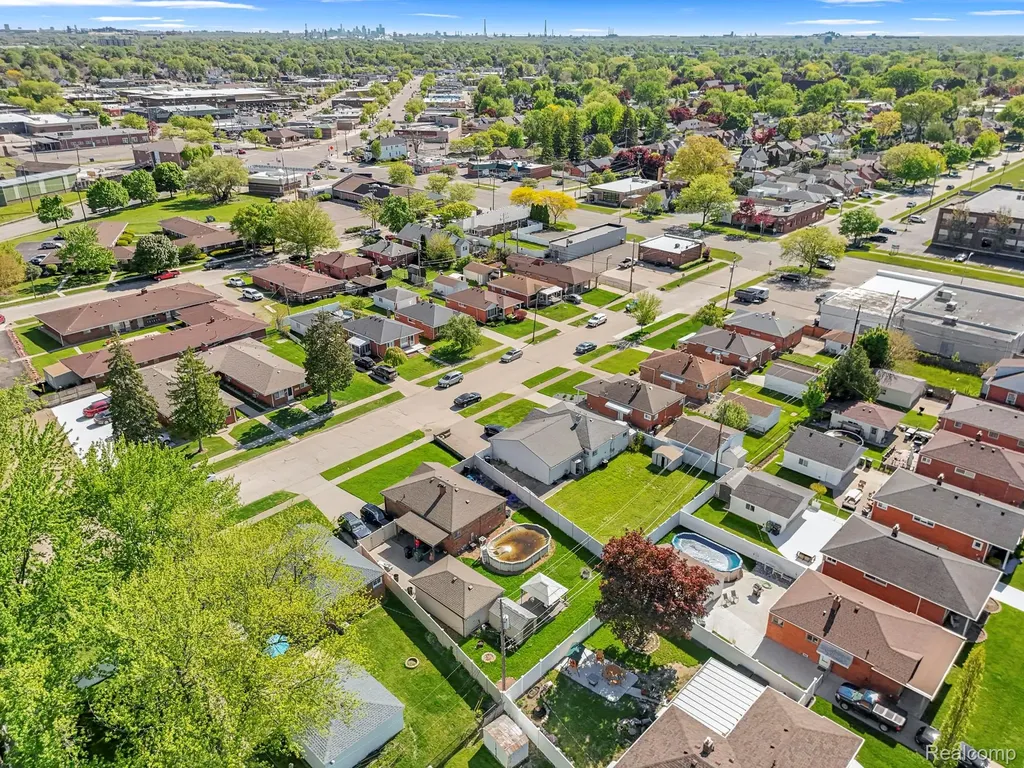 16187 Regina Avenue Allen Park City MI 48101