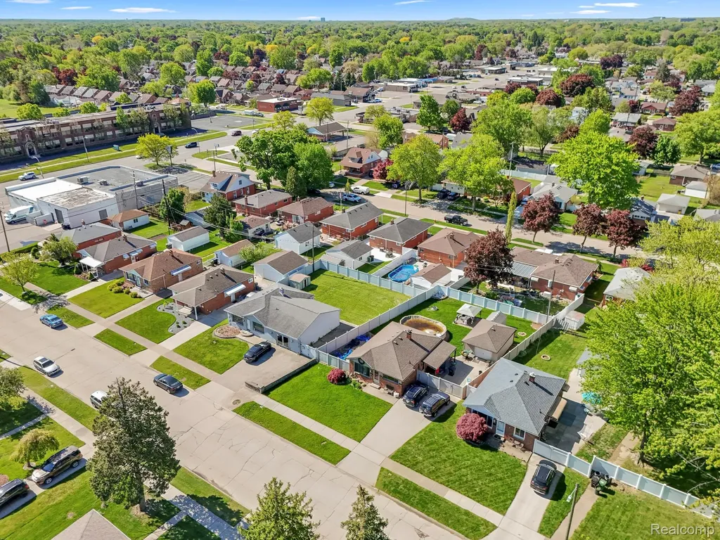 16187 Regina Avenue Allen Park City MI 48101