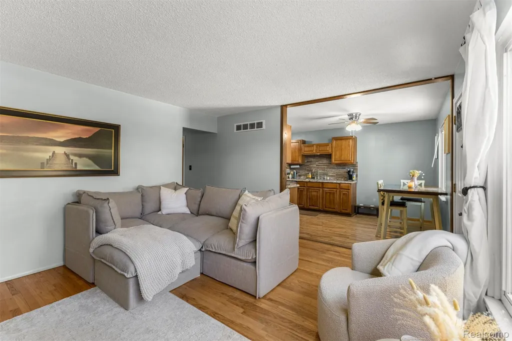 16187 Regina Avenue Allen Park City MI 48101