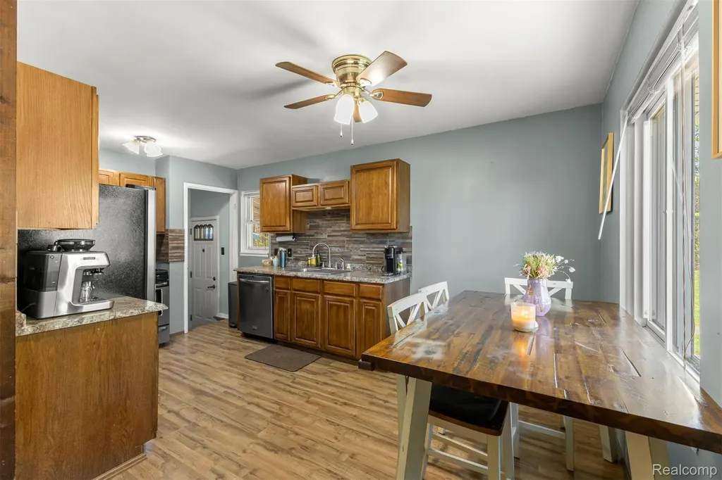 16187 Regina Avenue Allen Park City MI 48101