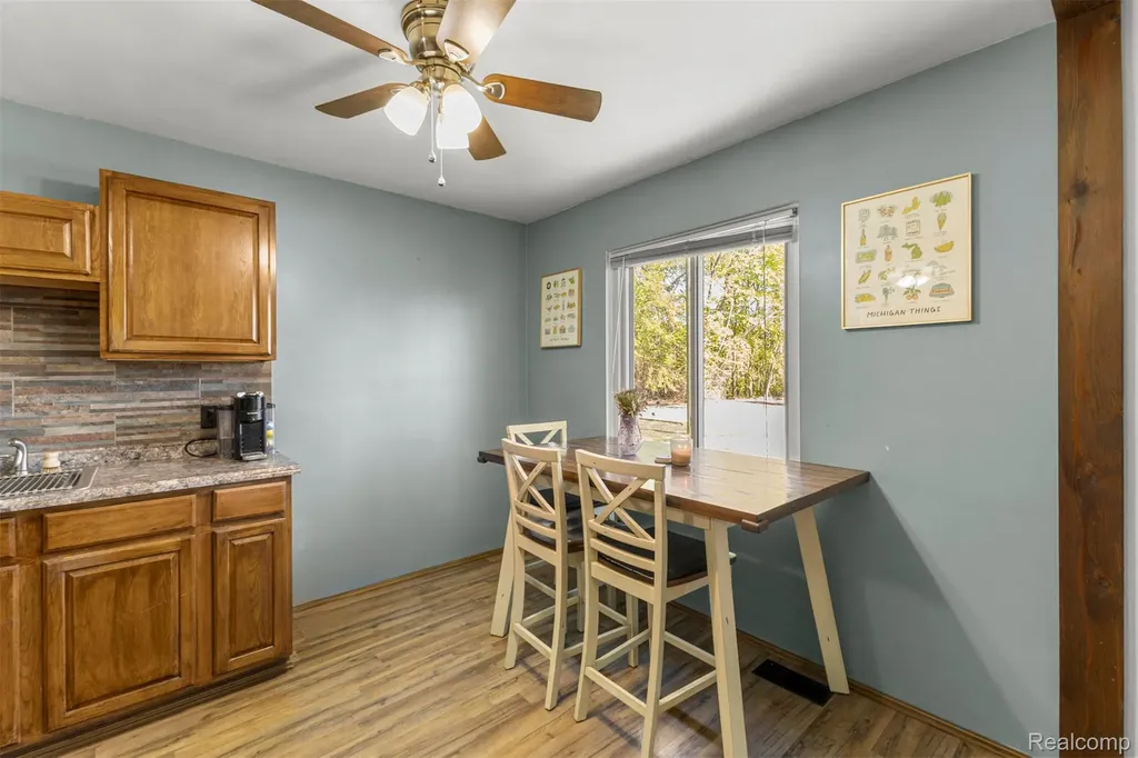 16187 Regina Avenue Allen Park City MI 48101