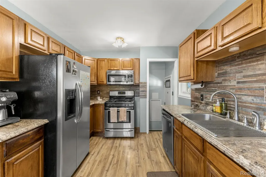 16187 Regina Avenue Allen Park City MI 48101