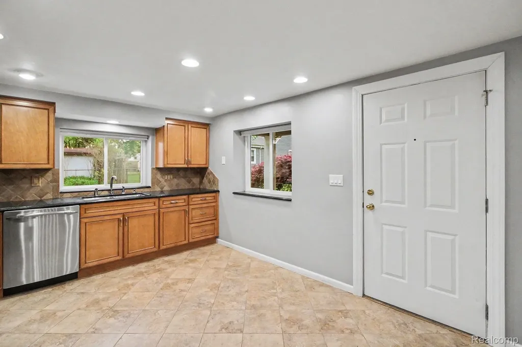 3376 Hessel Avenue Rochester Hills City MI 48307