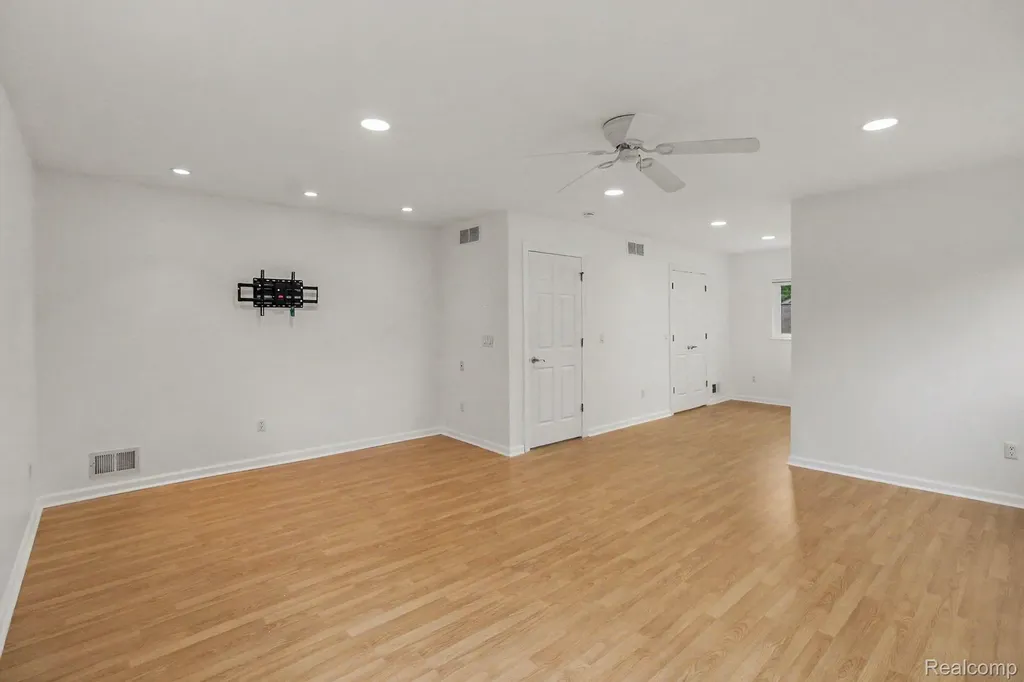 3376 Hessel Avenue Rochester Hills City MI 48307
