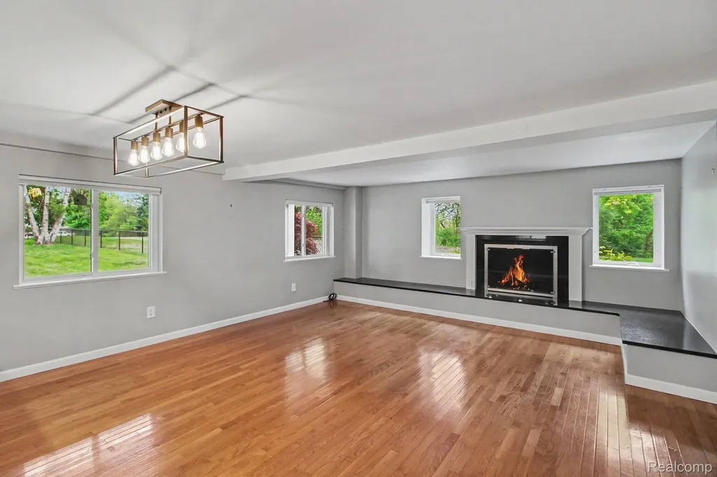 3376 Hessel Avenue Rochester Hills City MI 48307