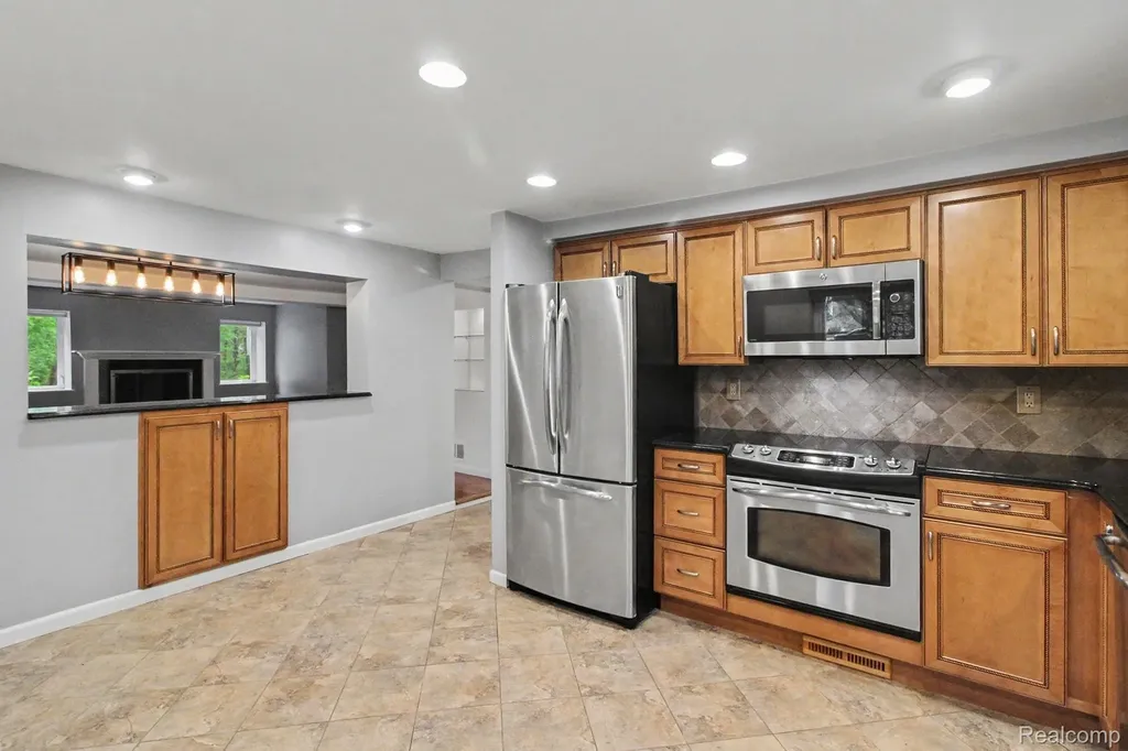 3376 Hessel Avenue Rochester Hills City MI 48307