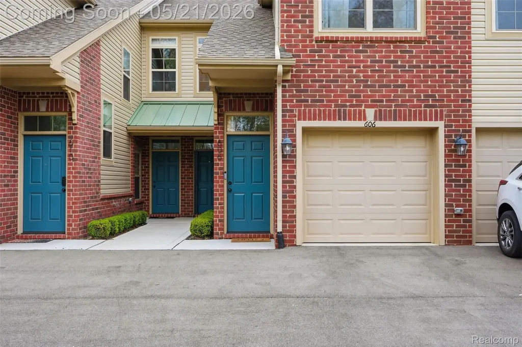 606 Pointe Drive Walled Lake City MI 48390