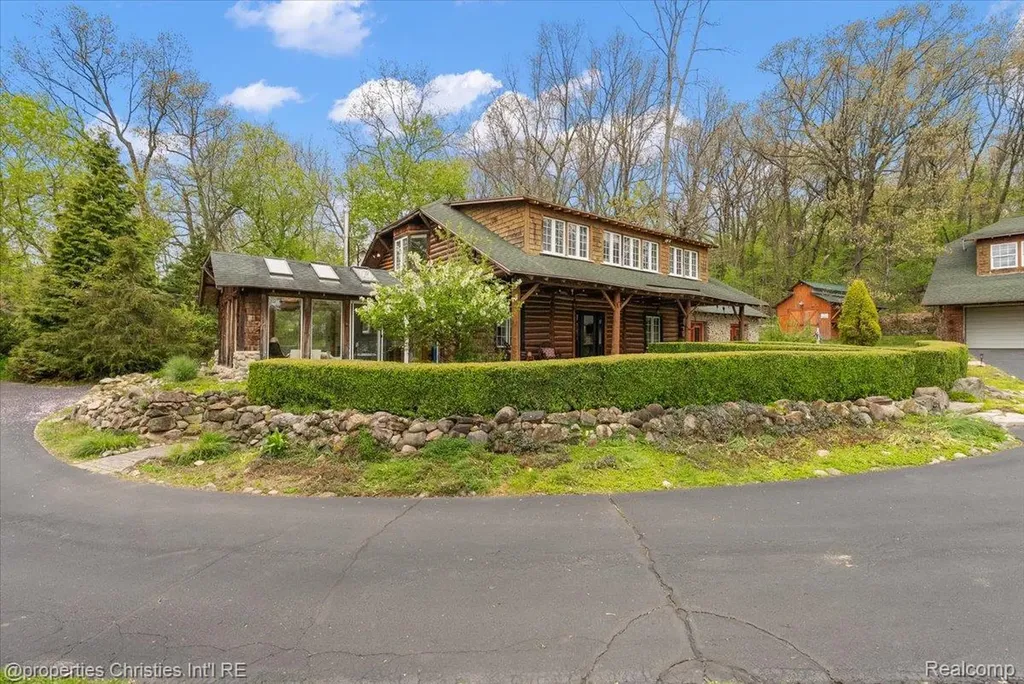 4880 Algonquin Boulevard Independence Charter Township MI 48348