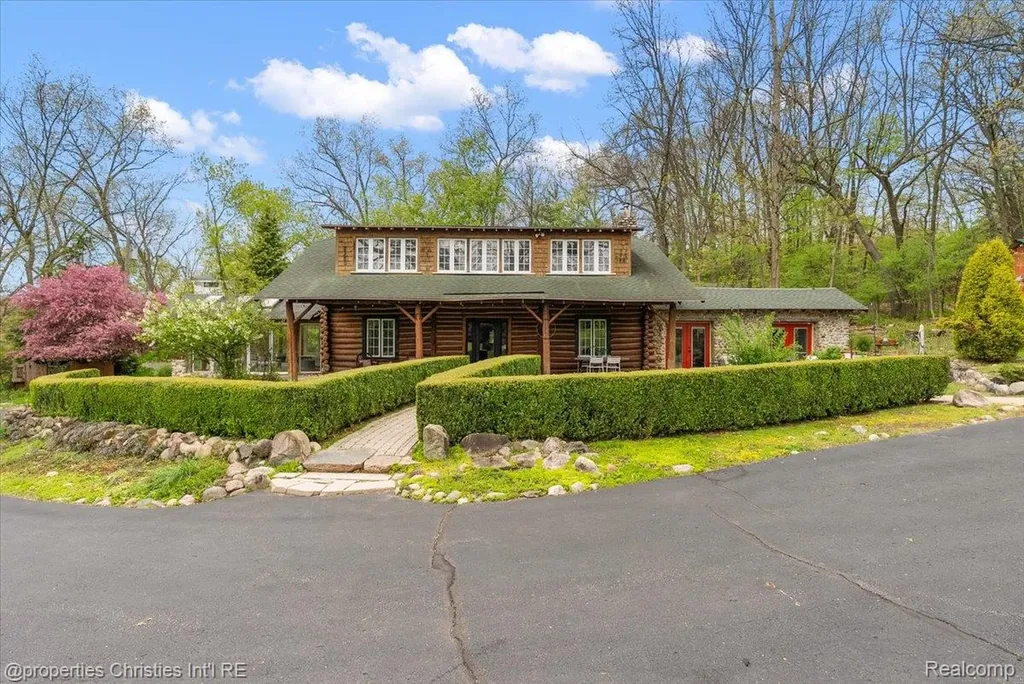 4880 Algonquin Boulevard Independence Charter Township MI 48348