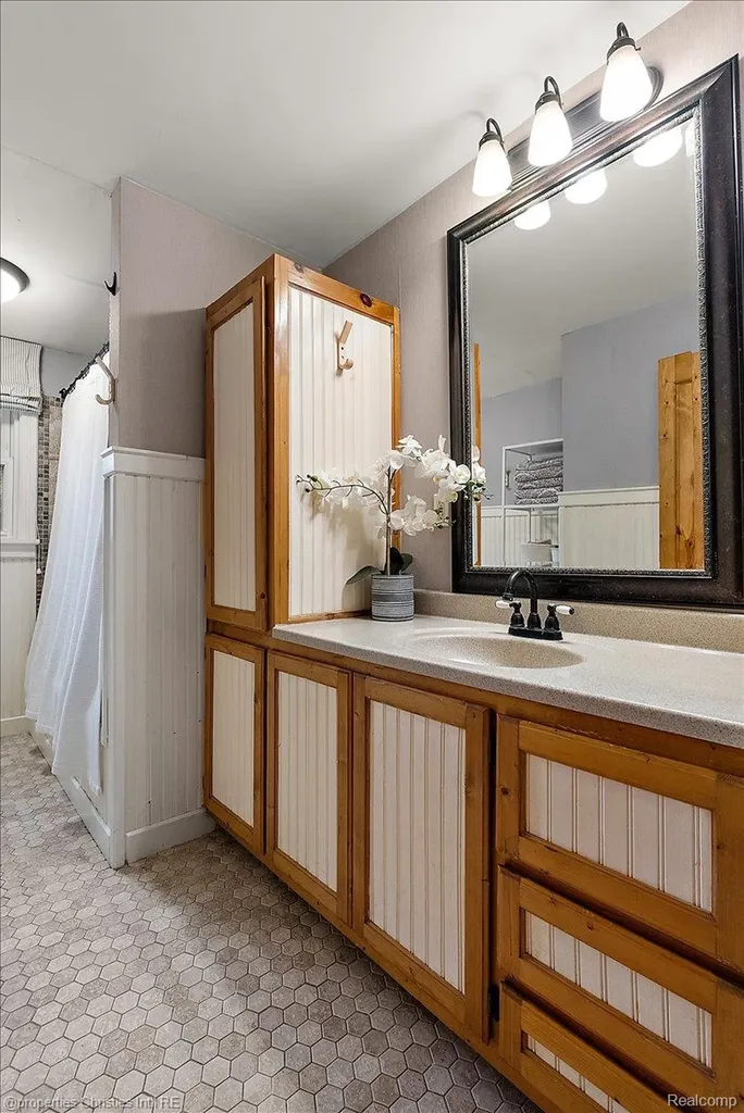 4880 Algonquin Boulevard Independence Charter Township MI 48348