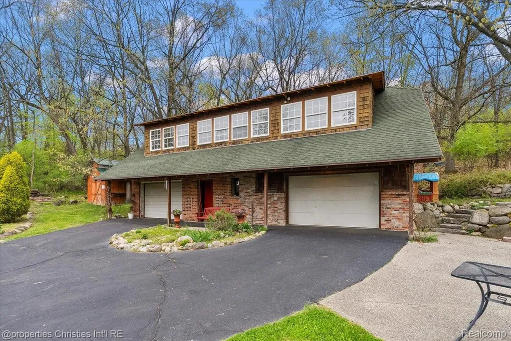 4880 Algonquin Boulevard Independence Charter Township MI 48348