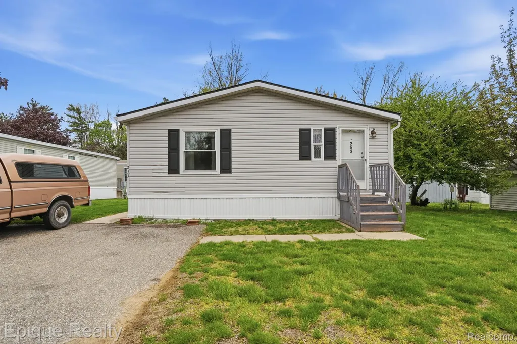 253 Parker Lake Drive Oxford Charter Township MI 48371