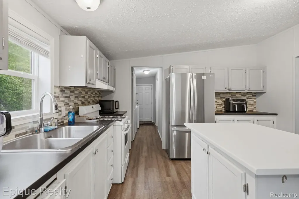 253 Parker Lake Drive Oxford Charter Township MI 48371