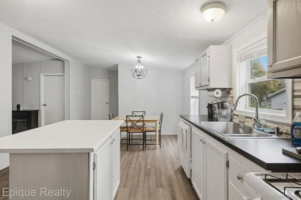 253 Parker Lake Drive Oxford Charter Township MI 48371