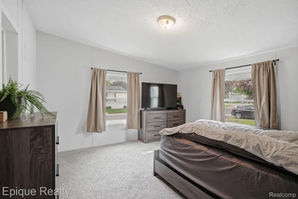 253 Parker Lake Drive Oxford Charter Township MI 48371