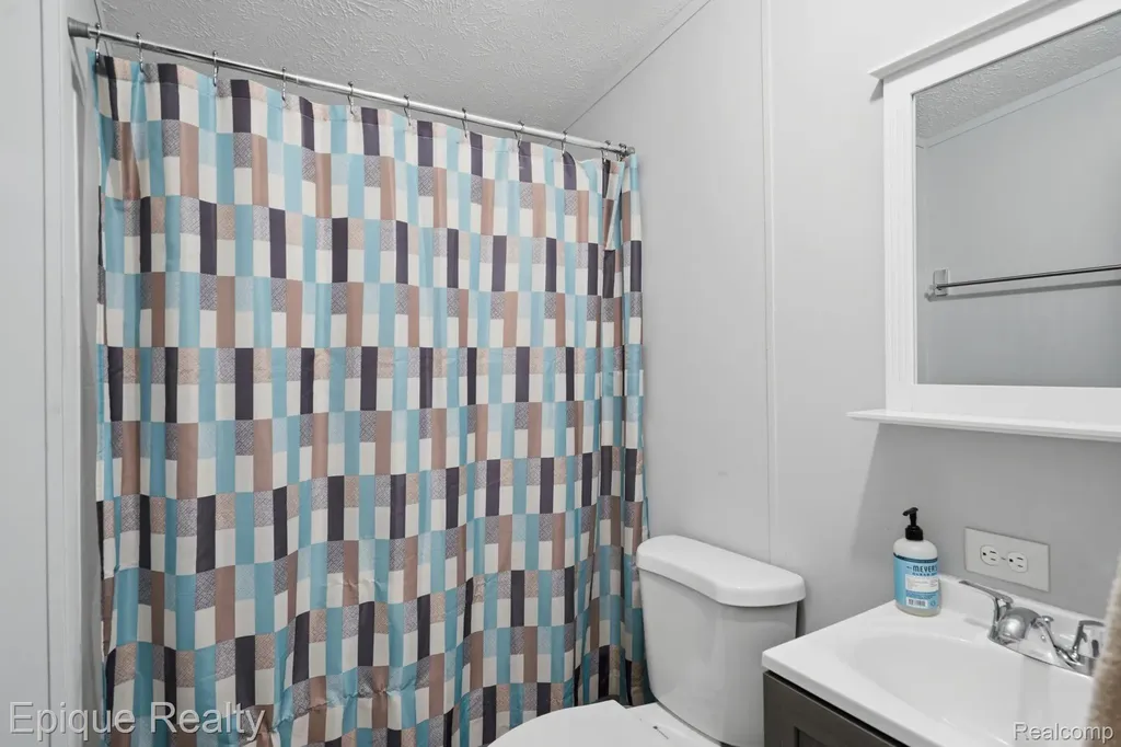 253 Parker Lake Drive Oxford Charter Township MI 48371