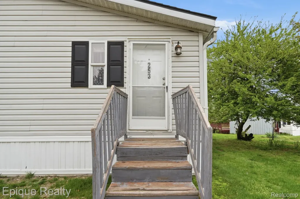 253 Parker Lake Drive Oxford Charter Township MI 48371