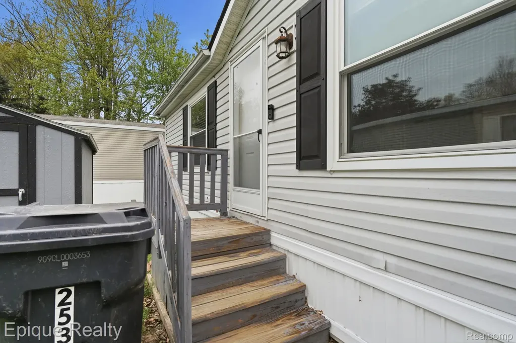 253 Parker Lake Drive Oxford Charter Township MI 48371