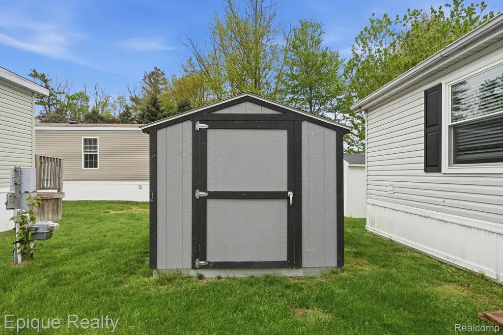 253 Parker Lake Drive Oxford Charter Township MI 48371