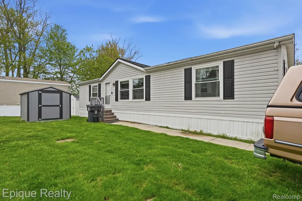 253 Parker Lake Drive Oxford Charter Township MI 48371