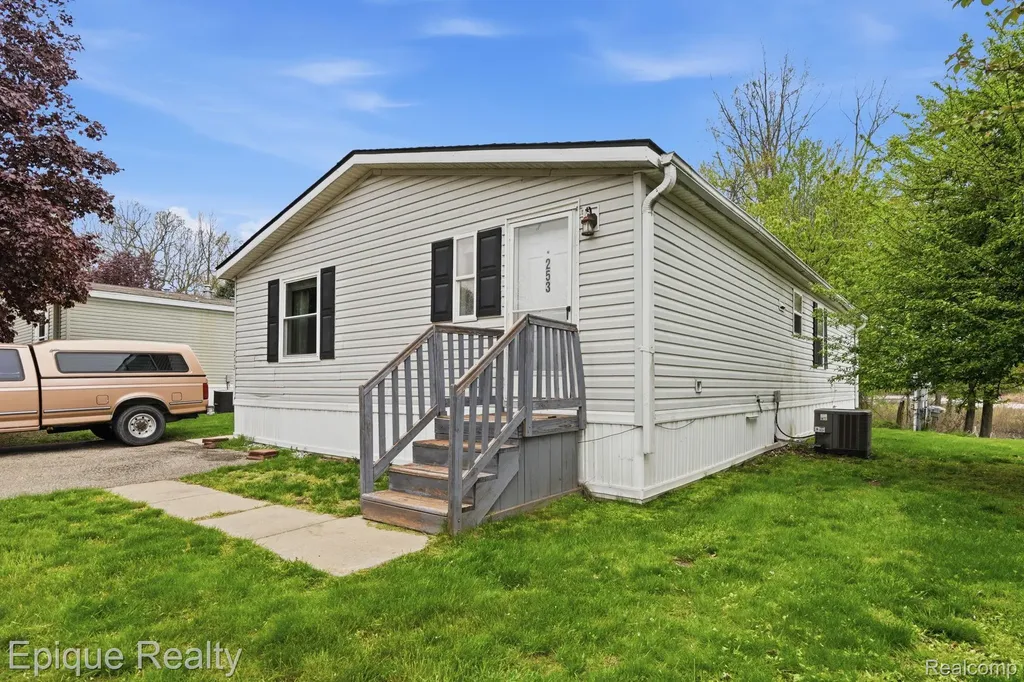 253 Parker Lake Drive Oxford Charter Township MI 48371