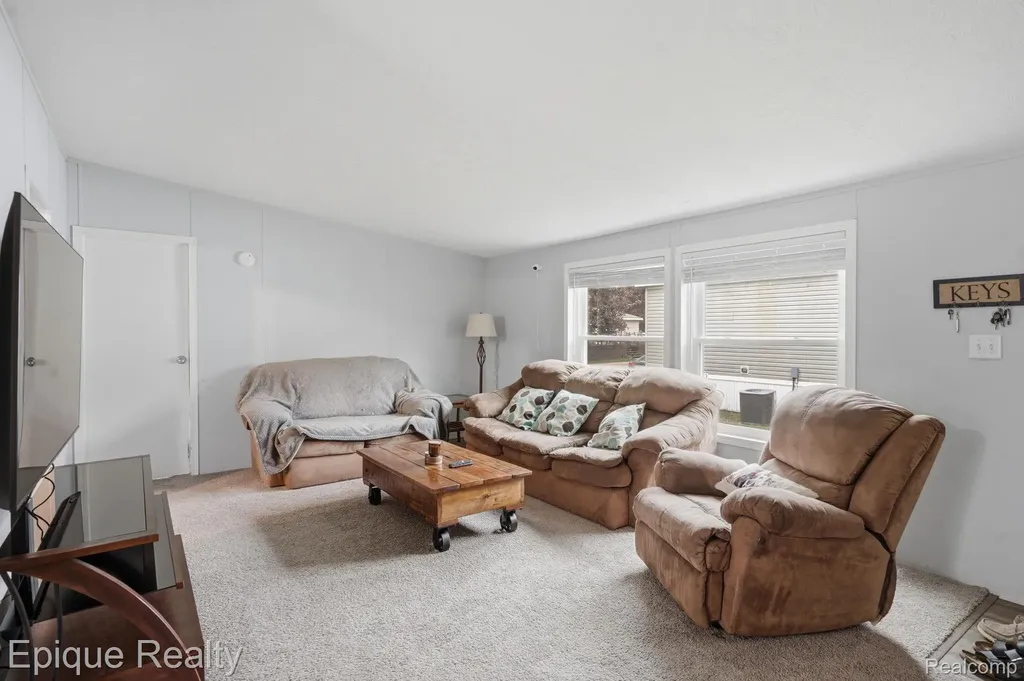 253 Parker Lake Drive Oxford Charter Township MI 48371