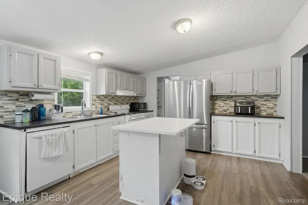 253 Parker Lake Drive Oxford Charter Township MI 48371