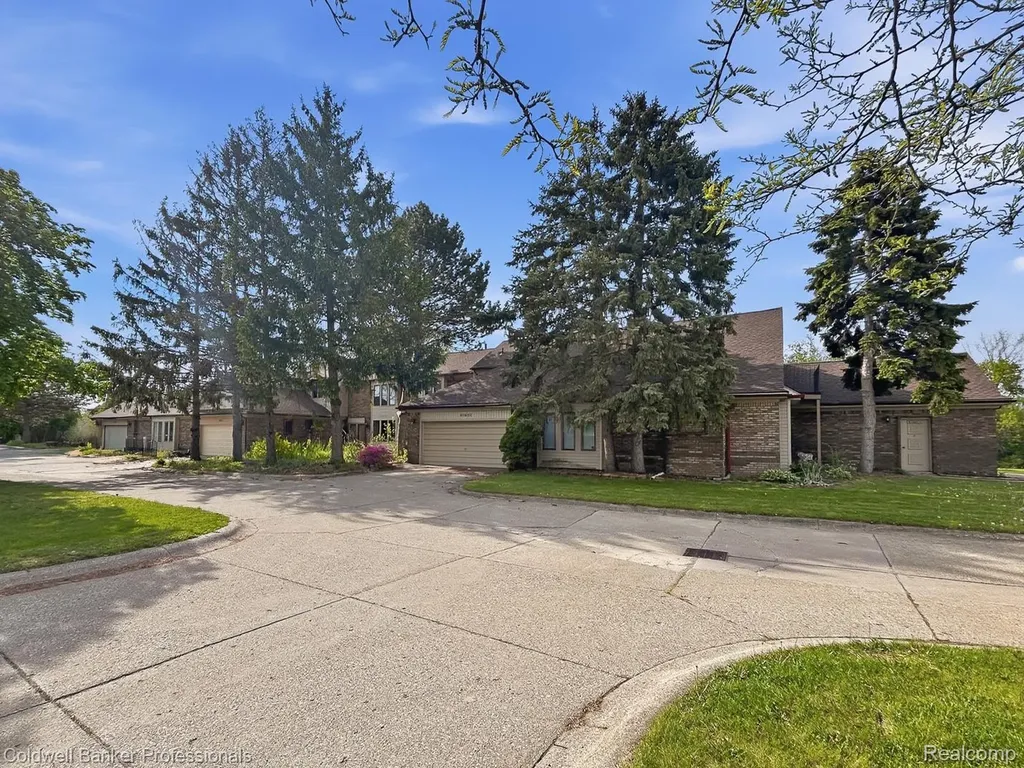 13730 Plumbrook Sterling Heights City MI 48312