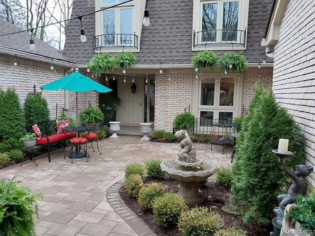 1243 Woodcrest Circle Bloomfield Hills City MI 48304