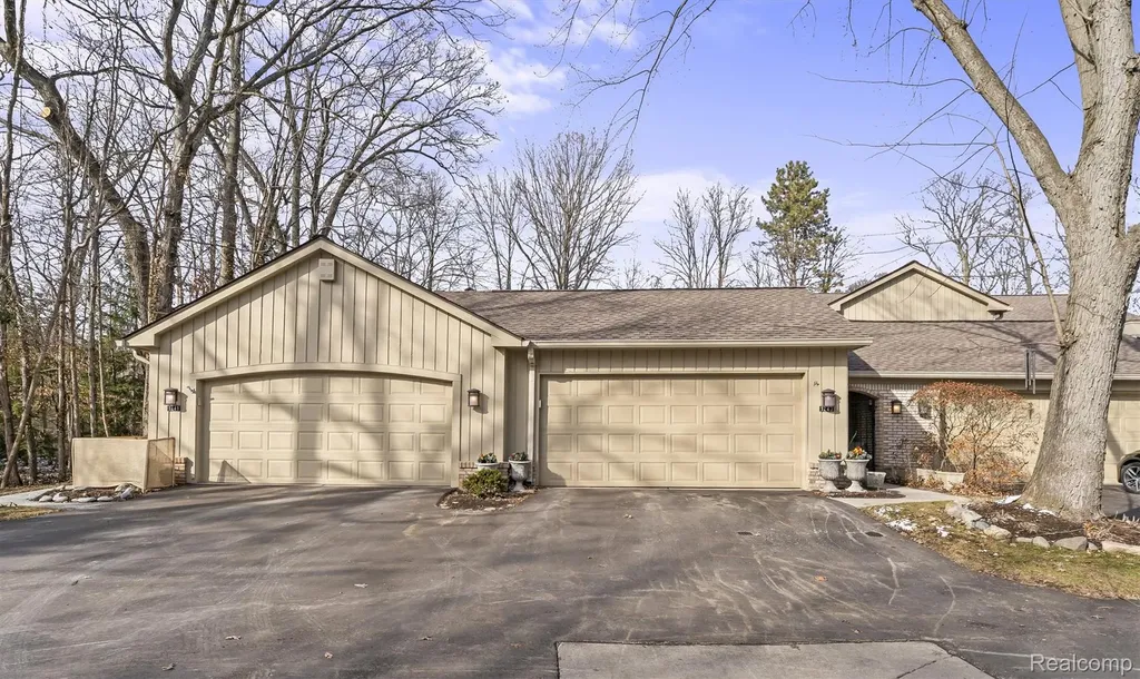 1243 Woodcrest Circle Bloomfield Hills City MI 48304