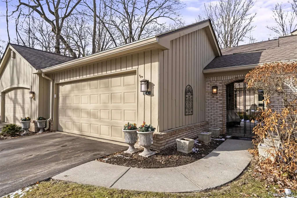 1243 Woodcrest Circle Bloomfield Hills City MI 48304