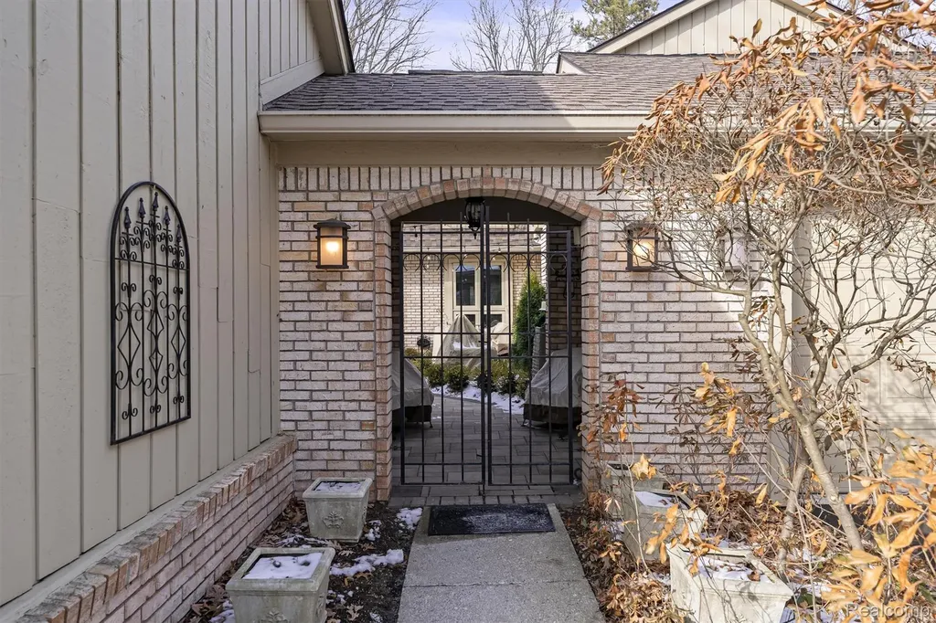 1243 Woodcrest Circle Bloomfield Hills City MI 48304
