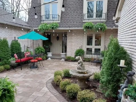 1243 Woodcrest Circle Bloomfield Hills City MI 48304