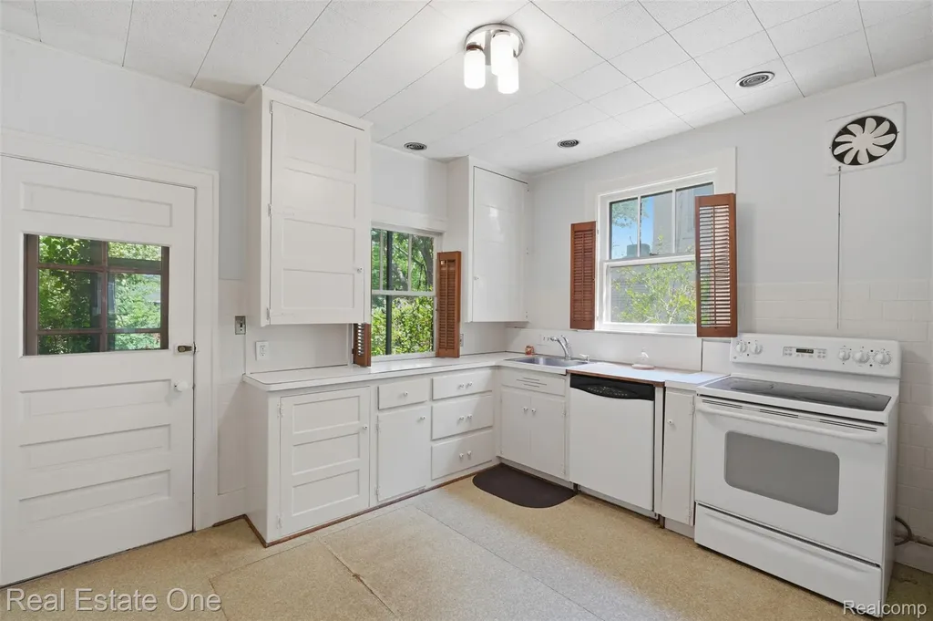 8606 Hendrie Boulevard Huntington Woods City MI 48070