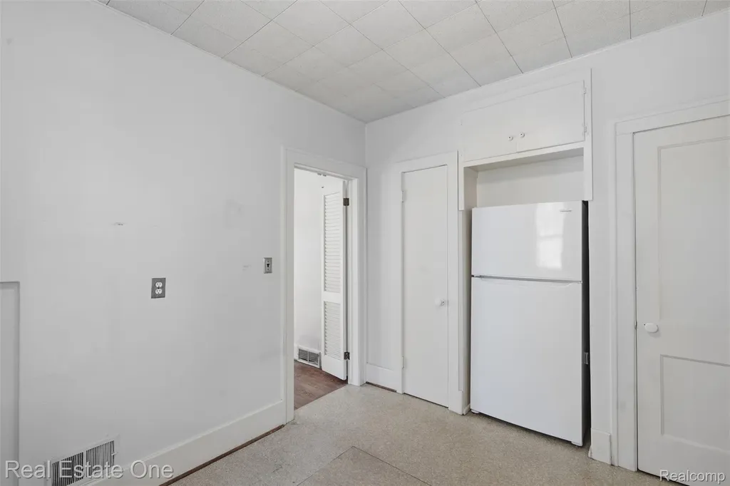 8606 Hendrie Boulevard Huntington Woods City MI 48070