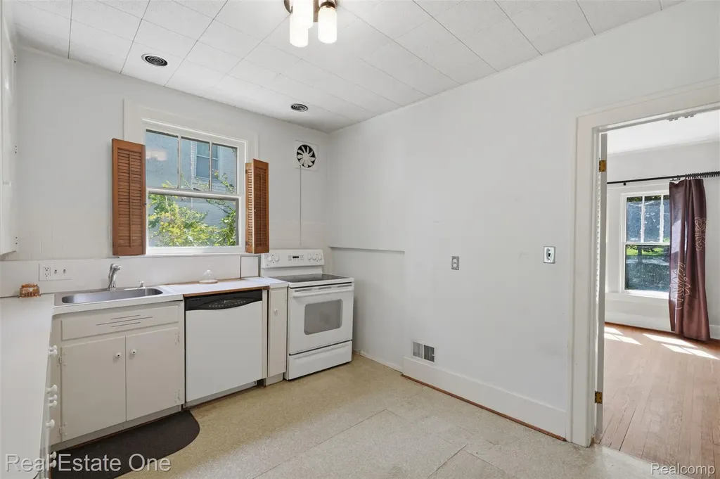 8606 Hendrie Boulevard Huntington Woods City MI 48070