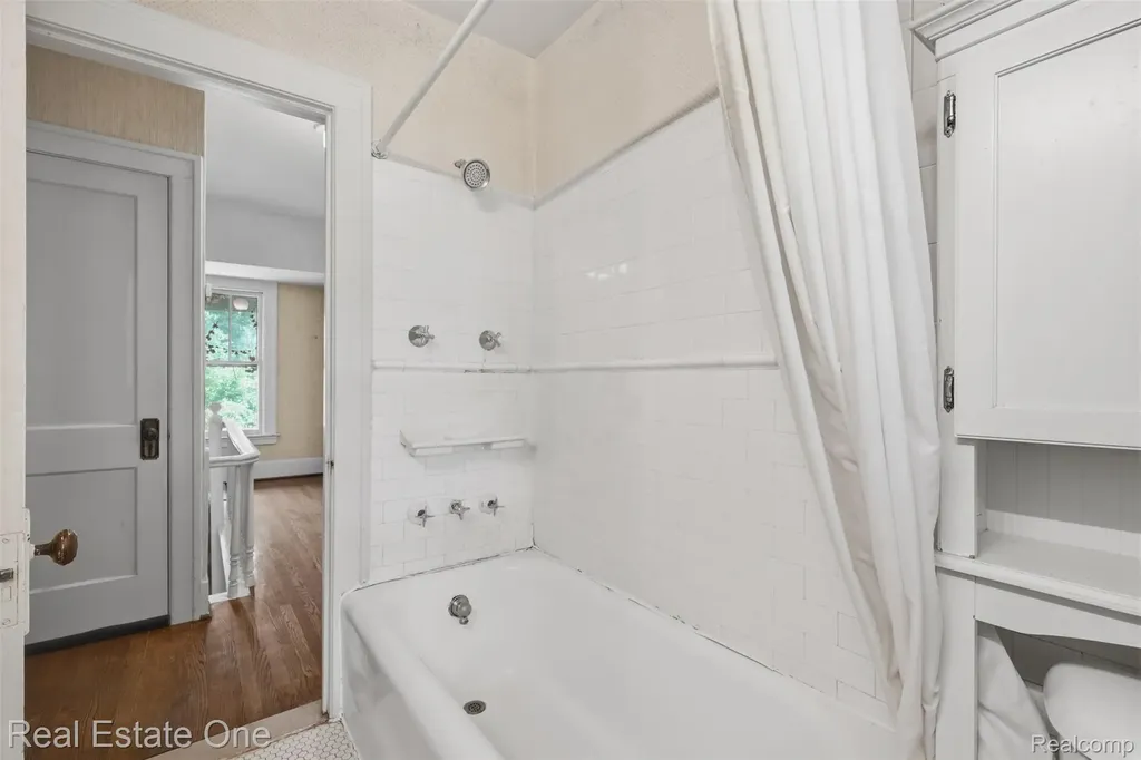 8606 Hendrie Boulevard Huntington Woods City MI 48070