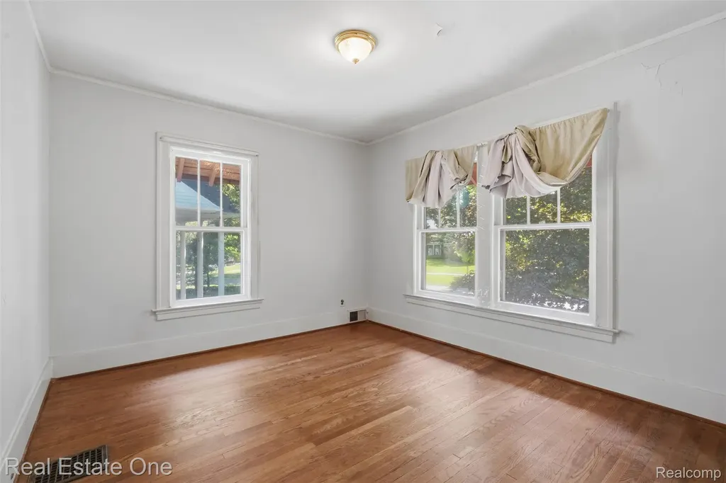 8606 Hendrie Boulevard Huntington Woods City MI 48070
